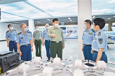 八一建軍節(jié)到來之際，中共中央總書記、國家主席、中央軍委主席習(xí)近平7月23日到空軍航空大學(xué)視察，代表黨中央和中央軍委，向?qū)W校師生員工致以誠摯問候，向全體人民解放軍指戰(zhàn)員、武警部隊官兵、民兵預(yù)備役人員致以節(jié)日祝賀。這是習(xí)近平察看無人機操控教學(xué)設(shè)施，了解無人機操控員培養(yǎng)情況。新華社記者 李剛 攝