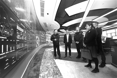 信息化建設(shè)是新時代紀(jì)檢監(jiān)察工作高質(zhì)量發(fā)展的重要內(nèi)容。紀(jì)檢監(jiān)察機(jī)關(guān)必須提高運(yùn)用大數(shù)據(jù)發(fā)現(xiàn)問題、糾正偏差的本領(lǐng)。圖為福建省廈門市集美區(qū)紀(jì)委監(jiān)委借助大數(shù)據(jù)平臺拓展涉黑涉惡線索摸排廣度。 李松榮 攝