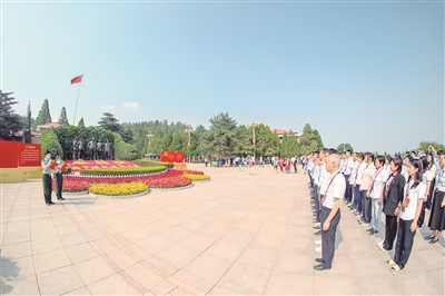 1949年3月，毛澤東在七屆二中全會上對全黨提出：“務(wù)必使同志們繼續(xù)保持謙虛、謹慎、不驕、不躁的作風，務(wù)必使同志們繼續(xù)保持艱苦奮斗的作風?！薄皟蓚€務(wù)必”的告誡，至今仍然警醒著共產(chǎn)黨人走好“趕考”之路。圖為6月1日，黨員干部在西柏坡紀念館廣場重溫入黨誓詞。 （圖片來源：人民視覺）