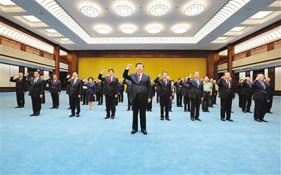 6月18日，黨和國(guó)家領(lǐng)導(dǎo)人習(xí)近平、李克強(qiáng)、栗戰(zhàn)書、汪洋、王滬寧、趙樂(lè)際、韓正、王岐山等在中國(guó)共產(chǎn)黨歷史展覽館參觀“‘不忘初心、牢記使命’中國(guó)共產(chǎn)黨歷史展覽”。這是參觀結(jié)束后，習(xí)近平帶領(lǐng)黨員領(lǐng)導(dǎo)同志一起重溫入黨誓詞。  新華社記者 李學(xué)仁 攝