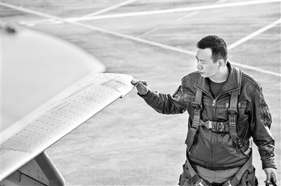 圖為近日，在恢復(fù)訓(xùn)練中，王建東穿上為復(fù)飛準(zhǔn)備的新裝具重回飛行一線。新華社發(fā)（唐俊 攝