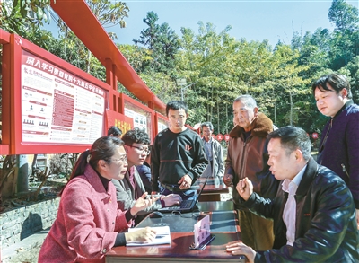 福建省仙游縣紀(jì)委監(jiān)委聚焦侵害群眾利益的腐敗和作風(fēng)問題，在全縣18個鄉(xiāng)鎮(zhèn)（街道）建立流動接訪點，通過開展接訪聽民意、察民情，切實維護(hù)群眾利益。圖為1月21日，該縣紀(jì)委監(jiān)委干部在龍華鎮(zhèn)紅旗村接訪。 吳震 攝