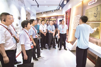 湖北省秭歸縣以屈原廉潔思想為依托，組織新提拔領(lǐng)導(dǎo)干部及家屬開(kāi)展家庭助廉活動(dòng)，教育引導(dǎo)黨員領(lǐng)導(dǎo)干部和家屬崇尚清廉家風(fēng)。圖為該縣紀(jì)委監(jiān)委組織黨員干部走進(jìn)屈原廉政教育基地，感受屈原廉潔家風(fēng)。  攝影/鄭玉涵（秭歸縣紀(jì)委監(jiān)委干部）