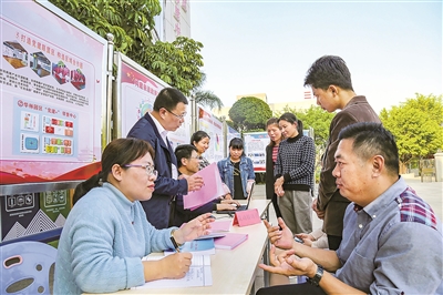福建省莆田市紀(jì)委監(jiān)委把基層黨員干部違反中央八項(xiàng)規(guī)定精神、不擔(dān)當(dāng)不作為等方面突出問題作為監(jiān)督檢查重點(diǎn)，持續(xù)開展專項(xiàng)整治，通過深入基層開展面對面接訪、實(shí)地走訪等方式深挖細(xì)查問題線索。圖為該市紀(jì)檢監(jiān)察干部在華林經(jīng)濟(jì)開發(fā)區(qū)流動接訪點(diǎn)接訪。攝影/吳震（莆田市紀(jì)委監(jiān)委干部）