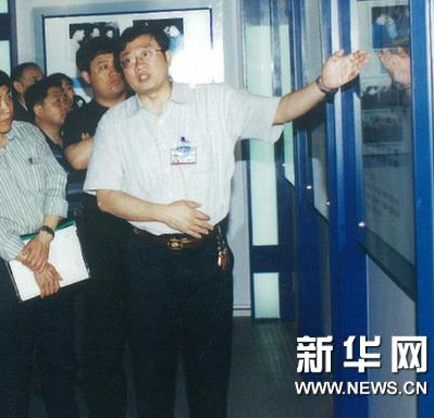 羅陽同志(右一)生前照片(資料照片)。 新華社發(fā)