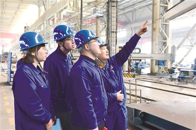 圖為蘭州蘭石集團(tuán)有限公司紀(jì)檢監(jiān)察干部在煉化公司裝焊車間監(jiān)督重點(diǎn)項(xiàng)目推進(jìn)情況。俞駿濤 攝
