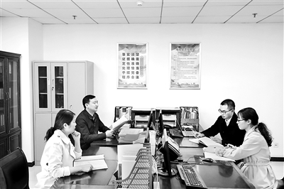 圖為江蘇省沭陽縣紀(jì)委監(jiān)委案件審理室工作人員圍繞徐進(jìn)受賄金額認(rèn)定進(jìn)行討論。劉樹杰 攝