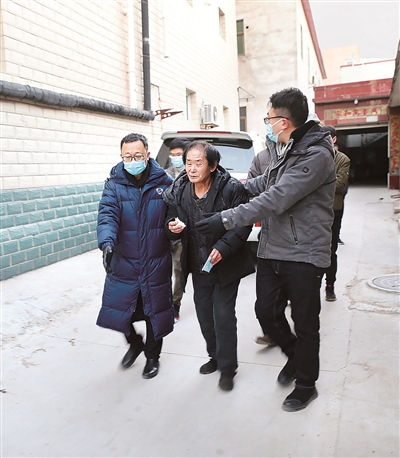 圖為西城區(qū)紀委監(jiān)委追逃追贓專案組抓捕齊躍現(xiàn)場。齊欣 攝