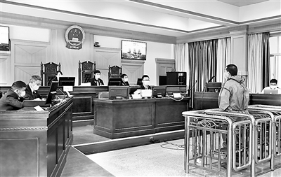 圖為2020年4月17日，谷東陽涉嫌職務(wù)犯罪案件在郴州市北湖區(qū)人民法院第八審判庭開庭審理。 曾雅靜 攝