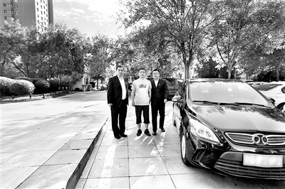 圖為專案組工作人員正在將在逃人員吳某(中)帶回區(qū)監(jiān)委接受調(diào)查。 黃創(chuàng)新 攝