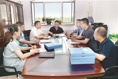 圖為二審裁定生效后，紀(jì)委監(jiān)委同志與檢察院、法院同志一起就案件中相關(guān)問題進(jìn)行討論總結(jié)。 胡國椿 攝