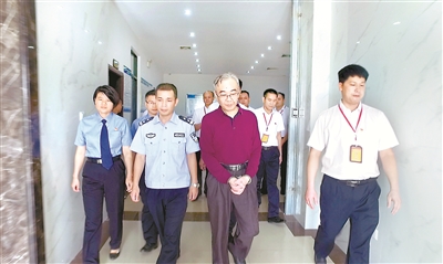 來賓市紀(jì)委監(jiān)委將來賓市人民醫(yī)院原院長周方涉嫌犯罪問題移送檢察機(jī)關(guān)審查起訴。 （圖片來源：中央紀(jì)委國家監(jiān)委網(wǎng)站視頻截圖）