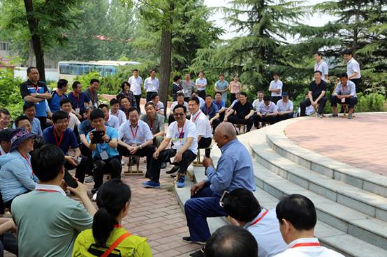 2016年6月4日, 當(dāng)年參與防風(fēng)治沙的群眾代表向中央黨校第7期縣委書記研修班學(xué)員講述焦裕祿同志在蘭考的事跡,寫盡黨的好干部焦裕祿的為民情懷與英雄本色,雖然焦裕祿同志已離開我們53年,但焦裕祿精神是我們黨永遠(yuǎn)的榜樣力量和寶貴財(cái)富,廉政教育