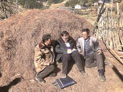 圖為2019年3月26日，沙天文（中）在寧蒗縣脫貧攻堅(jiān)“戶戶清”專項(xiàng)行動(dòng)中，向村民了解扶貧政策落實(shí)情況。楊杰偉 攝