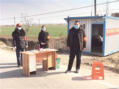 圖為疫情期間，朱建波（右一）堅(jiān)守在工作崗位。梁恒 攝