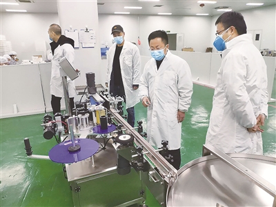 2月19日，任強（左三）在集團子公司成都岷江源藥業(yè)股份有限公司生產(chǎn)基地查看復(fù)產(chǎn)情況。（四川省商業(yè)投資集團紀(jì)委供圖）