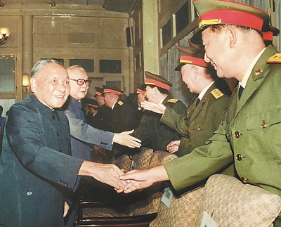 1988年9月，鄧小平同志與被授予上將軍銜的趙南起同志握手。 　　新華社發(fā)