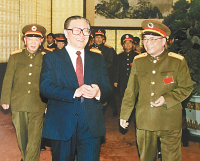 1990年12月，趙南起同志陪同江澤民同志接見(jiàn)全軍后勤工作會(huì)議代表。 　　新華社發(fā)