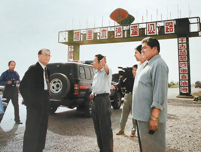 1999年，趙南起同志率全國(guó)政協(xié)防治荒漠化調(diào)研組在新疆塔里木沙漠公路調(diào)研。 　　新華社發(fā)