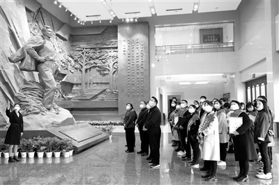 蘭考縣紀委監(jiān)委開展“樹清廉家風 創(chuàng)最美家庭”活動，激勵全縣黨員干部及家庭自覺投身良好家風建設(shè)，弘揚優(yōu)良家風，營造濃厚廉潔氛圍。圖為受表彰的“廉潔治家”最美家庭集體參觀焦裕祿同志紀念館。劉涵 攝