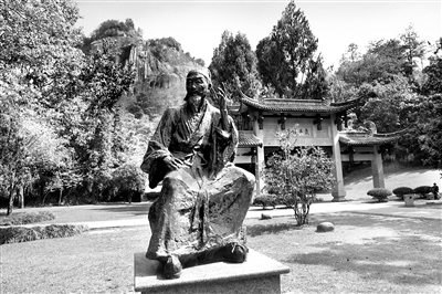 武夷山朱熹園的朱熹雕像。朱熹認(rèn)為，治學(xué)修身要像格物致知一樣，循著其內(nèi)在理序漸進(jìn)。（資料圖片）