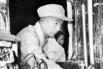 1988年，王希季查看返回式衛(wèi)星內(nèi)部情況。（資料圖片）