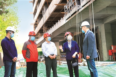 北京市海淀區(qū)紀(jì)委監(jiān)委圍繞棚戶區(qū)改造工程，聚焦入戶評(píng)估、方案公示、補(bǔ)償款發(fā)放等關(guān)鍵節(jié)點(diǎn)全程監(jiān)督，為群眾辦實(shí)事解難題。圖為紫竹院街道紀(jì)工委干部到魏公村小區(qū)監(jiān)督檢查棚戶區(qū)改造工作。徐敏 攝