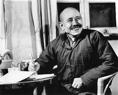 創(chuàng)作中的柳青 (資料圖片)