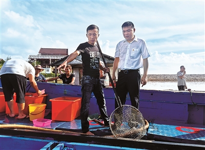 瓊海市紀委監(jiān)委結合“我為群眾辦實事”實踐活動，緊盯漁業(yè)補助資金的核定、分配、發(fā)放等環(huán)節(jié)，通過走訪基層、了解實情，督促有關職能部門履職盡責。圖為該市紀檢監(jiān)察干部在潭門鎮(zhèn)向漁民了解相關情況。楊寧 攝