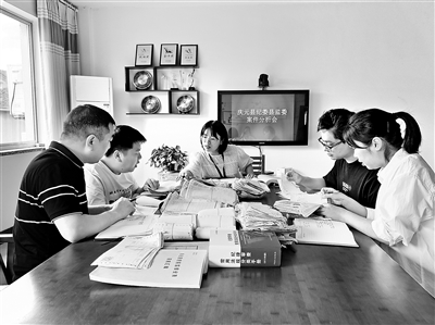 麗水市紀委監(jiān)委建立行賄人員數(shù)據(jù)庫，將行賄人列入黑名單，實行動態(tài)管理，聯(lián)合懲戒。圖為慶元縣紀委監(jiān)委干部借助行賄人員數(shù)據(jù)庫信息對案件進行分析。吳會芬 攝