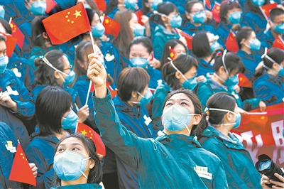 2020年4月15日，北京協(xié)和醫(yī)院國家援鄂抗疫醫(yī)療隊隊員在撤離前集結(jié)。面對突如其來的疫情，4萬多名來自全國各地的醫(yī)務(wù)工作者集結(jié)湖北，與當?shù)蒯t(yī)務(wù)人員一道，展開了一場艱苦卓絕的湖北保衛(wèi)戰(zhàn)。新華社記者 熊琦 攝