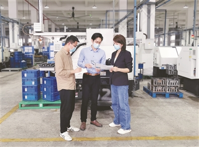 【字體】 大  |  默認(rèn)  |  小 “臨近退休‘逃逸式’離職”“退休后違規(guī)在企業(yè)任職”……一些干部在政商之間暗通款曲撈取好處