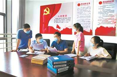 違規(guī)兼職、掛證取酬、退休兼職……警惕權(quán)力尋租變現(xiàn)的“過墻梯”