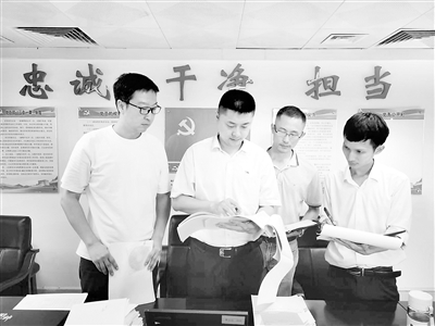 面對困境，他迎難而上；面對威脅，他敢于碰硬