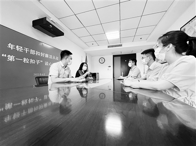 引導(dǎo)年輕干部扣好第一?？圩?></div>

                            </a>

                        </li>

                        

                        <li id=