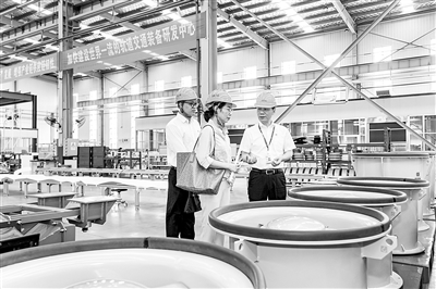 緊緊圍繞“兩個維護”強化政治監(jiān)督